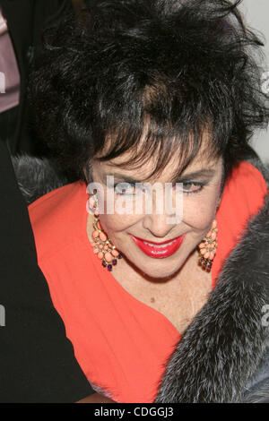 PHOTO - Elizabeth Taylor, 79, l'Oscar-winning film déesse et activiste du SIDA dont l'avant-garde en dehors de l'écran mariages, divorces et décès qui n'a d'exploits défiant ses films pour le théâtre est mort le 23 mars 2011 de l'insuffisance cardiaque. Photo - Décembre 01, 2007 ; Hollywood, Californie, USA ; D'Actrice Banque D'Images