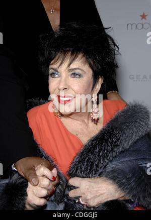 PHOTO - Elizabeth Taylor, 79, l'Oscar-winning film déesse et activiste du SIDA dont l'avant-garde en dehors de l'écran mariages, divorces et décès qui n'a d'exploits défiant ses films pour le théâtre est mort le 23 mars 2011 de l'insuffisance cardiaque. Photo - Décembre 01, 2007 ; Hollywood, Californie, USA ; D'Actrice Banque D'Images