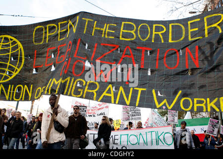 15 janvier 2011 - Athènes, Grèce - Les étudiants, les immigrants et les syndicats de protester contre la clôture de 12,5 kilomètres le gouvernement grec prévoit de s'appuyer sur la frontière pour empêcher les immigrants d'Evros en Grèce de passage (crédit Image : ©/ZUMAPRESS.com) Vafeiadakis Aristidis Banque D'Images