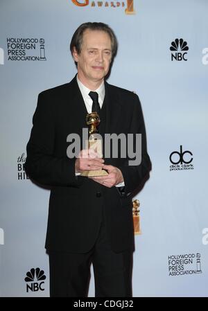 14 janvier 2011 - Los Angeles, Californie, États-Unis - Steve Buscemi.68e REMISE ANNUELLE DES PRIX D'OR (Salle de presse).tenue à l'hôtel Beverly Hilton., Los Angeles, CA. 16 janvier - 2011. K67383LONG.(Image Crédit : © D. Long/Globe Photos/ZUMAPRESS.com) Banque D'Images