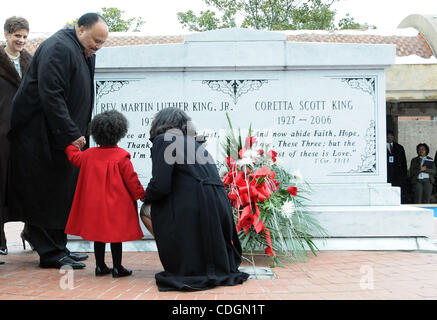 Le 17 janvier, 2011 - Atlanta, Géorgie, États-Unis - Martin Luther King III (L) et sa femme Arndrea (R) montrent leur fille Yolanda Renee le tombeau de morts civil rights leader pasteur Martin Luther King Jr. et sa femme Coretta Scott King après dépôt d'une couronne sur son séjour à Atlanta, Georgia USA sur 17 Banque D'Images