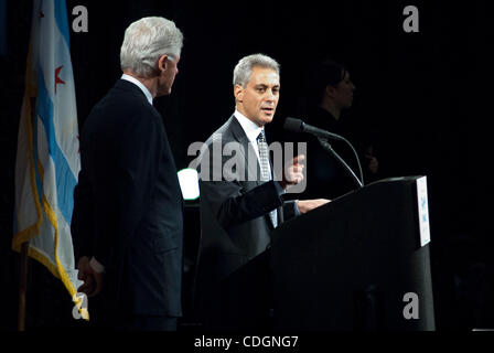 Jan 18, 2011 - Chicago, Illinois, États-Unis - Rahm Emanuel, ancien chef de cabinet de la Maison Blanche pour B. Obama, parle à un rassemblement électoral pour maire de Chicago, au centre culturel. Le président BILL CLINTON (L) se distingue par Rahm en une démonstration de soutien. (Crédit Image : © Karen I. Hirsch/ZUMAPRESS.com) Banque D'Images