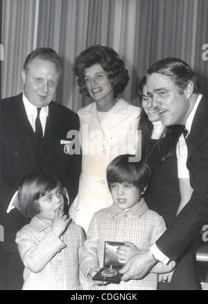 Jan 18, 2011 - Paris, France - Robert Sargent Shriver, JR. (9 novembre 1915 Ð 18 Janvier, 2011) était un homme politique américain et militant. Connu sous le nom de R. Sargent Shriver ou Sarge, il est surtout connu comme partie de la famille Kennedy, comme à l'origine de la création du Corps de la paix, et que la démo Banque D'Images