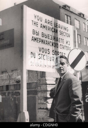 Jan 18, 2011 - Paris, France - Robert Sargent Shriver, JR. (9 novembre 1915 Ð 18 Janvier, 2011) était un homme politique américain et militant. Connu sous le nom de R. Sargent Shriver ou Sarge, il est surtout connu comme partie de la famille Kennedy, comme à l'origine de la création du Corps de la paix, et que la démo Banque D'Images