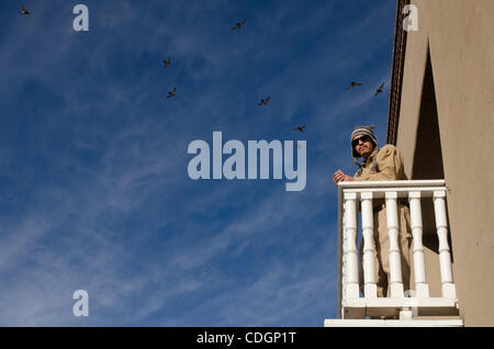 18 janvier 2011 - Santa Fe, New York, États-Unis - 18 janvier 2011 - Santa Fe, New Mexico, USA - Un homme regarde à partir d'un balcon près de la place principale comme des oiseaux volent au-dessus. (Crédit Image : © Caleb Bryant Miller/ZUMAPRESS.com) Banque D'Images