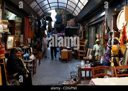 18 janvier 2011 - Athènes, Grèce - marché aux puces de Monastiraki est l'un des plus charmants quartiers d'Athènes, vous pouvez trouver des vêtements, d'antiquités, tels que les meubles en bois peint à la main, trunks, attrayant et de petites figurines d'articles de décoration. Déambulant dans les ruelles de Plaka (Image Crédit : © Aristidis Banque D'Images