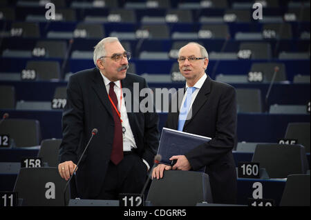 19 janvier 2011 - Strasbourg, Alsace, France - la commissaire en charge du budget, Janusz Lewandowski (R) et hongrois de Lajos Bokros membre EP (MEP) au cours de la discussion sur les conclusions de la réunion du Conseil européen au Parlement européen à Strasbourg, France le 2011-01-19 par Wiktor Dabkowski (crédit Image : © W Banque D'Images