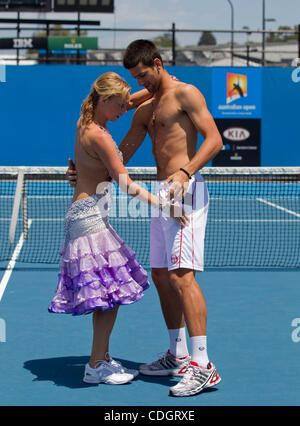 21 janvier 2011 ; Melbourne Park, Melbourne, Australie; Kym Johnson de Dancing with the Stars d'ABC donne à Novak Djokovic (SRB) des leçons de danse sur le court de tennis et, à son tour, il lui donne des conseils de tennis le cinquième jour de l'Open d'Australie 2011 au Melbourne Park. Crédit obligatoire : Susan Mullane Banque D'Images