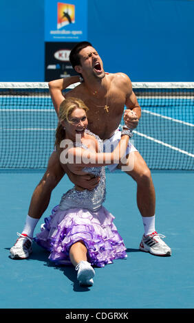 21 janvier 2011 ; Melbourne Park, Melbourne, Australie; Kym Johnson de Dancing with the Stars d'ABC donne à Novak Djokovic (SRB) des leçons de danse sur le court de tennis et, à son tour, il lui donne des conseils de tennis le cinquième jour de l'Open d'Australie 2011 au Melbourne Park. Crédit obligatoire : Susan Mullane Banque D'Images