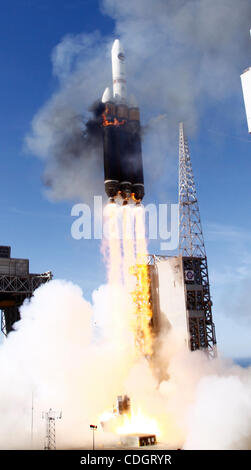 Jan 20,2011- Vandenberg AFB, Californie, USA. Le Delta 4-Heavy rocket se soulève aujourd'hui de la Vandenberg Air Force Base pour la fusée de lancement de jeune fille. Le décollage des avions de plus grandes booster de la vieille côte ouest de l'aire de lancement de la navette spatiale était à 13 h 10 HNP aujourd'hui pour déployer un satellite espion int Banque D'Images