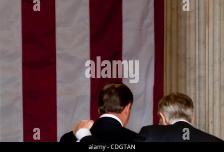 Jan 20, 2011 - Washington, District of Columbia, États-Unis - Le Président de la Chambre, John Boehner, et le chef de la majorité au Sénat Harry Reid laissez une cérémonie dans la rotonde du Capitole des États-Unis en l'honneur du 50e anniversaire de l'adresse inaugurale du président John F. Kennedy. (Crédit Image : ©/ZUMAPRE Marovich Pete Banque D'Images