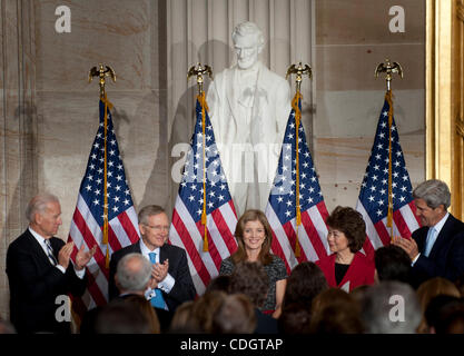 Jan 20, 2011 - Washington, District of Columbia, États-Unis - Caroline Kennedy, fille du Président John F. Kennedy, est accueillie favorablement lors d'une cérémonie dans la rotonde du Capitole des États-Unis en l'honneur du 50e anniversaire de l'adresse inaugurale du président John F. Kennedy. (Crédit Image : © Pete/Marovich ZUMAPRESS. Banque D'Images