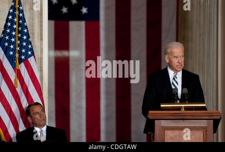 Jan 20, 2011 - Washington, District of Columbia, États-Unis - Le Président de la Chambre JOHN BOEHNER regarde le Vice-président Joe Biden parle lors d'une cérémonie dans la capitale américaine rotonde en l'honneur du 50e anniversaire de l'adresse inaugurale du président John F. Kennedy. (Crédit Image : ©/ZUMAP Marovich Pete Banque D'Images