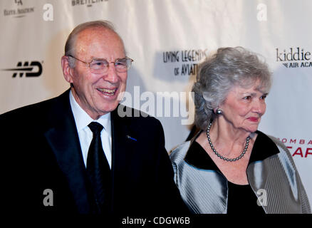 21 janvier 2011 - Los Angeles, Californie, USA - JIM LOVELL et MARILYN LOVELL, qui ont été décrits par Tom Hanks et Kathleen Quinlan dans le film 'Apollo 13,' au Living Legends of Aviation Gala au Beverly Hilton Hotel. Banque D'Images