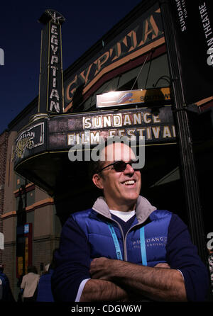 21 janvier 2011 - Park City, Utah, États-Unis - Directeur du Sundance Film Festival JIM COOPER sourit en face de l'Egyptian Theatre au cours de la 2011 Sundance Film Festival, qui se déroule au 30 janvier. Sundance est le plus grand festival du cinéma indépendant aux Etats-Unis, qui a lieu chaque année depuis 1978 dans la région de Park Cit Banque D'Images