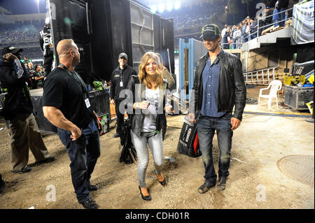 Le 23 janvier 2011 - Los Angeles, CA, USA - Jan 22, 2011-Los Angeles, Californie, USA-musicien, Fergie, chanteuse de The Black Eyed Peas, et son mari, l'acteur, Josh Duhamel, au Dodger Stadium pour la course moto AMA Supercross, samedi soir. C'était la première fois que l'AMA Supercross s'est tenue au Dod Banque D'Images