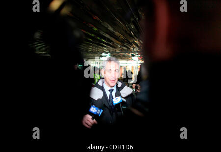 Jan 24, 2011 - Chicago, Illinois, États-Unis - candidat à la mairie accueille Rahm Emanuel électeurs à l'État de Washington et Wells l'arrêter dans le centre-ville de Chicago. Initialement ater à son effacement comme admissibles à exécuter pour le maire (son admissibilité a été contesté sur la base de son absence de la résidence à Chicago pour un an avant Banque D'Images