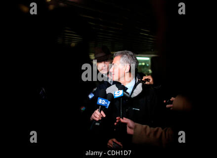 Jan 24, 2011 - Chicago, Illinois, États-Unis - candidat à la mairie accueille Rahm Emanuel électeurs à l'État de Washington et Wells l'arrêter dans le centre-ville de Chicago. Initialement ater à son effacement comme admissibles à exécuter pour le maire (son admissibilité a été contesté sur la base de son absence de la résidence à Chicago pour un an avant Banque D'Images