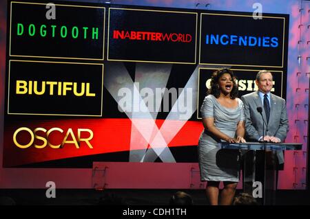 25 janvier 2011 - Hollywood, Californie, États-Unis - Mo'Nique et Tom Sherak les candidatures au cours de l'annonce pour le 83ème Academy Awards, qui a eu lieu à l'Academy of Motion Picture Arts and Sciences, le 25 janvier 2011, à Beverly Hills, en Californie.. K67041MGE(Image Crédit : Â© Michael Germana/Globe Photos/ Banque D'Images