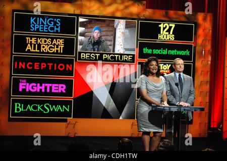 25 janvier 2011 - Hollywood, Californie, États-Unis - Mo'Nique et Tom Sherak les candidatures au cours de l'annonce pour le 83ème Academy Awards, qui a eu lieu à l'Academy of Motion Picture Arts and Sciences, le 25 janvier 2011, à Beverly Hills, en Californie.. K67041MGE(Image Crédit : Â© Michael Germana/Globe Photos/ Banque D'Images