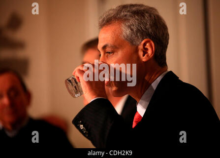 Jan 24, 2011 - Chicago, Illinois, États-Unis - Rahm Emanuel candidat à la mairie a tenu une table ronde avec des anciens combattants à un restaurant de Southside. Initialement ater à son effacement comme admissibles à exécuter pour le maire (son admissibilité a été contesté sur la base de son absence de la résidence à Chicago pendant un an prio Banque D'Images