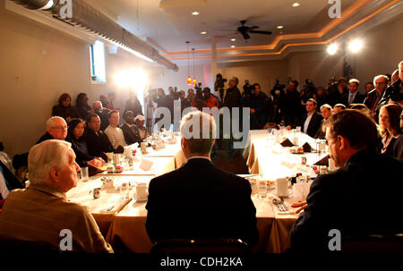 Jan 24, 2011 - Chicago, Illinois, États-Unis - Rahm Emanuel candidat à la mairie a tenu une table ronde avec des anciens combattants à un restaurant de Southside. Initialement ater à son effacement comme admissibles à exécuter pour le maire (son admissibilité a été contesté sur la base de son absence de la résidence à Chicago pendant un an prio Banque D'Images