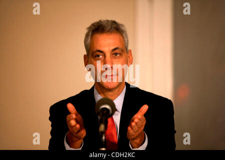 Jan 24, 2011 - Chicago, Illinois, États-Unis - Rahm Emanuel candidat à la mairie a tenu une table ronde avec des anciens combattants à un restaurant de Southside. Initialement ater à son effacement comme admissibles à exécuter pour le maire (son admissibilité a été contesté sur la base de son absence de la résidence à Chicago pendant un an prio Banque D'Images