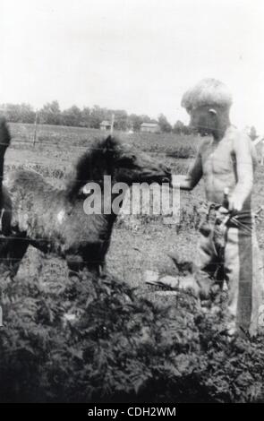 26 janvier 2011 - Plains, Géorgie, États-Unis - (FILE) un fichier photo vers 1932 montre le président américain Jimmy Carter comme un garçon avec un poney en Plains, Géorgie, USA. (Crédit Image : © Archives Carter/ZUMAPRESS.com) Banque D'Images