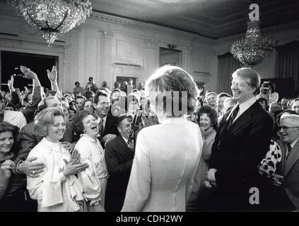 26 janvier 2011 - Washington, DISTRICT OF COLUMBIA, États-Unis - (FILE) un fichier photo datée du 19 janvier 1978 nous montre le président Jimmy Carter (R) et de la Première Dame Rosalynn Carter rencontre avec des partisans de l'Iowa à la Maison Blanche après avoir prononcé son état de l'Union à Washington, DC, USA. (Crédit Banque D'Images