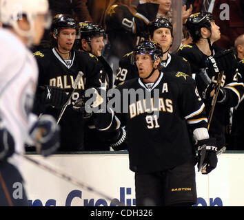 26 janvier 2011 - Dallas, TX, États-Unis - Dallas Stars avant BRAD RICHARDS célèbre un aider comme ils ont battu les Oilers d'Edmonton 3 à 1 dans une partie de la Ligue nationale de hockey à l'American Airlines Center de Dallas, Texas, le mercredi 26 janvier 2011. (Crédit Image : © ZUMA/ZUMAPRESS.com) Ralph Lauer Banque D'Images