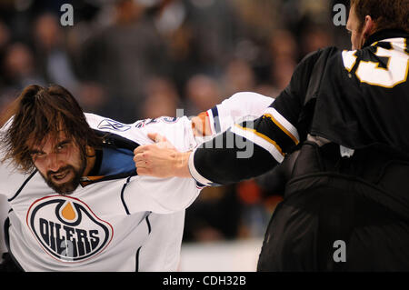 26 janvier 2011 - Dallas, TX, UNITED STATES - Les Oilers d'ZACK STORTINI (à gauche) et les étoiles KRYS BARCH (droite) lutte comme les Oilers ont perdu pour les Stars de Dallas 3 à 1 à l'American Airlines Center de Dallas, Texas, le mercredi 26 janvier 2011. (Crédit Image : © ZUMA/ZUMAPRESS.com) Ralph Lauer Banque D'Images