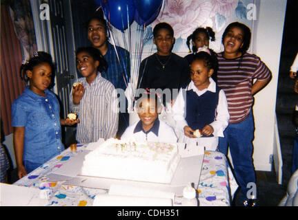 26 janvier 2011 - Bridgeport, CT, USA - Nejdra Nance à l'anniversaire pour un cousin en photo non datée de CT. (Debout, à droite, avec haut rayé) Nejdra est né comme Carlina blanc à blanc la joie et Carl Tyson de Bridgeport, CT, et a été élevé par Ann Pettway dans la même ville après avoir été "pris" dans une nouvelle Banque D'Images