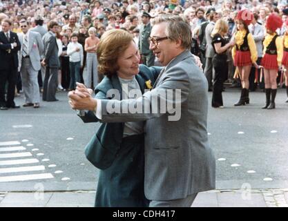 27 janvier 2011 - Linz, Allemagne, États-Unis - (FILE) un fichier photo datée du 16 juillet 1978 montre Première Dame Rosalynn Carter (L) danse avec un homme non identifié dans la région de Linz, l'Allemagne de l'Ouest au cours d'un voyage en Europe. (Crédit Image : © Archives Carter/ZUMAPRESS.com) Banque D'Images