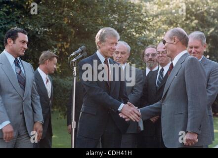 27 janvier 2011 - Washington, DISTRICT OF COLUMBIA, États-Unis - (FILE) un fichier photo datée du 17 septembre 1979 nous montre le président Jimmy Carter (C) avec le Ministre des affaires étrangères israélien Moshe Dayan (R) Vice-président égyptien Hosni Moubarak (L) pendant le premier anniversaire de l'accord de paix de Camp David au White Banque D'Images