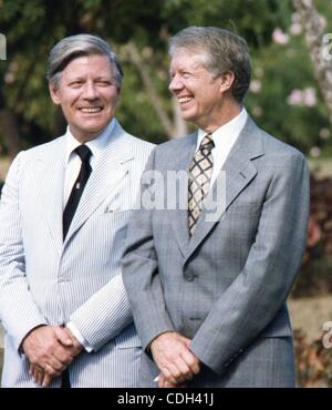 27 janvier 2011 - Pointe-à-Pitre, U.S. - (FILE) un fichier photo datée du 6 janvier 1979 nous montre le président Jimmy Carter (R) et l'Allemagne de l'Ouest le chancelier Helmut Schmidt (L) au cours d'un sommet des dirigeants de l'ouest à Pointe-A-Pitre, Guadeloupe. (Crédit Image : © Archives Carter/ZUMAPRESS.com) Banque D'Images