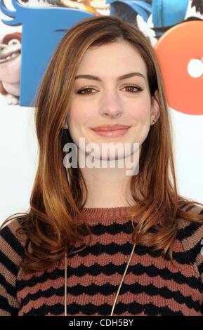 Le 28 janvier 2011 - Hollywood, Californie, États-Unis - Dépistage de ''Rio'' au 20e siècle le théâtre à Zanuck Fox Studios à Los Angeles, CA 1/28/2010 11..Anne Hathaway.K67456(jdi Image Crédit : © James Diddick/Globe Photos/ZUMAPRESS.com) Banque D'Images