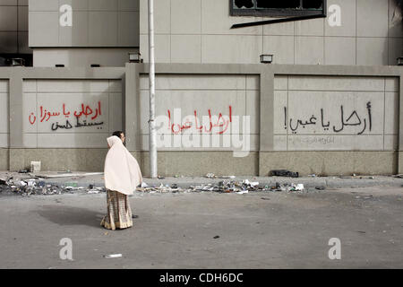 Le 29 janvier 2011 - Le Caire, Le Caire, Égypte - .sur les murs de la Burnt Out Parti Démocrate National bâtiment est écrit ''go loin stupide'' et ''en aller Suzan (Moubarak, la Première Dame), ''Down avec Moubarak''...Après la prière du vendredi mars hier sur la place Tahrir a été effacée, et rempli de Banque D'Images