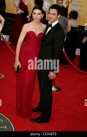 30 janvier 2011 - Hollywood, Californie, États-Unis - J14818CHW .17e édition des Screen Actors Guild Awards - Tapis Rouge.Le Shrine Auditorium, Los Angeles, CA.01/30/2011 .JULIANNA MARGULIES ET MARI KEITH LIEBERTHAL . 2011 (Crédit Image : © Clinton Wallace/Photos/ZUMAPRESS.com) Globe Banque D'Images