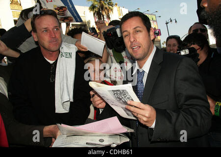 Le 1 février 2011 - Hollywood, Californie, États-Unis - J14819CHW .Adam Sandler honoré avec étoile sur le Hollywood Walk of Fame..Hollywood Boulevard, Hollywood, CA.02/01/2011 .ADAM SANDLER ET SON AMI DE L'ÉCOLE SECONDAIRE . 2011 (Crédit Image : Â© Clinton Wallace/Globe Photos/ZUMAPRESS.com) Banque D'Images