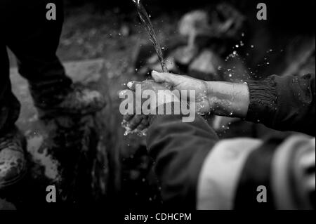 3 février 2011 - Lima, Pérou - Le Pérou est déjà divisée entre les riches et les pauvres quand il s'agit de l'accès à l'eau et les conflits s'intensifient. À Lima, beaucoup de gens dans les quartiers pauvres de payer jusqu'à dix fois plus d'eau que les personnes vivant en banlieue de la classe moyenne. (Crédit Image : © Michael Fran Banque D'Images