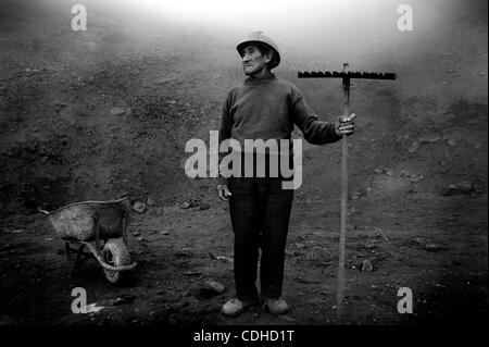 Feb 03, 2011 - Lima, Pérou - Un homme âgé de 80 ans travaille 10 heures par jour pour 25 sol (environ 8 dollars) la construction d'une route au point le plus haut dans le bidonville de Bellevista alors l'eau peut être livré. (Crédit Image : &# 169 ; Michael Francis McElroy/ZUMAPRESS.com) Banque D'Images