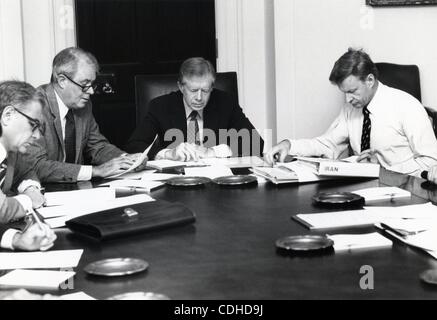 3 février 2011 - Washington, DISTRICT OF COLUMBIA, États-Unis - (FILE) un fichier photo datée du 20 novembre 1979 nous montre le président Jimmy Carter (2R) au cours d'une réunion avec le secrétaire de la Défense Harold Brown (L), Secrétaire d'État Cyrus Vance (2L) et conseiller national de sécurité Zbigniew Brzezinski (R) à l'Whit Banque D'Images