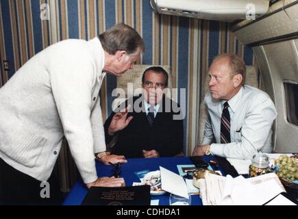 3 février 2011 - Washington, DISTRICT OF COLUMBIA, États-Unis - (FILE) un fichier photo datée du 10 octobre 1981 montre l'ex-Présidents Jimmy Carter (L), Richard M. Nixon (C) et Gerald R. Ford (R) à bord d'un vol d'un avion pour assister aux funérailles de tué le président égyptien Anouar al-Sadate au Caire, Égypte. (Cre Banque D'Images