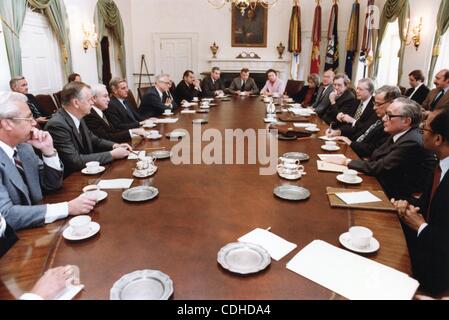 3 février 2011 - Washington, DISTRICT OF COLUMBIA, États-Unis - (FILE) un fichier photo en date du 03 décembre 1980 montre le président américain Jimmy Carter (R) au cours de la conduite de sa dernière réunion du cabinet complet de sa présidence à la Maison Blanche à Washington, DC, USA. (Crédit Image : © Archives Carter/ZUMAPRESS.com) Banque D'Images