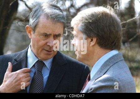 3 février, 2011 - Londres, U.S. - (FILE) un fichier photo datée du 07 mai 1977 nous montre le président Jimmy Carter (R) à l'écoute de son secrétaire d'État Cyrus Vance (L) au cours d'un voyage à Londres, en Angleterre. (Crédit Image : © Archives Carter/ZUMAPRESS.com) Banque D'Images