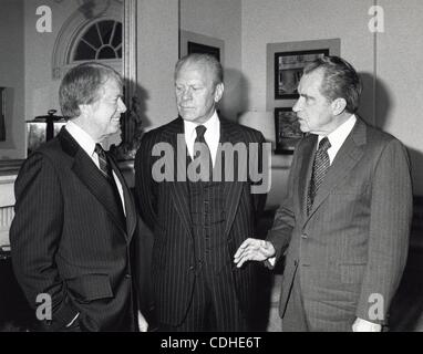 4 février 2011 - Washington, DISTRICT OF COLUMBIA, États-Unis - (FILE) un fichier photo datée du 15 janvier 1978 nous montre le président Jimmy Carter (L) avec les anciens présidents Gerald R. Ford (L) et Richard M. Nixon à la Maison Blanche à Washington, DC, USA, avant d'assister à un service commémoratif pour le sénateur Hubert H. Banque D'Images