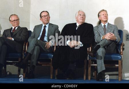 4 février 2011 - Washington, DISTRICT OF COLUMBIA, États-Unis - (FILE) un fichier photo datée du 16 août 1979 nous montre le président Jimmy Carter (R) avec la Cour suprême juge en chef Warren E. Burger (2R), Procureur Général Griffin Bell (2L) et Procureur général désigné Benjamin Civiletti (L) à l'Civiletti jurer Banque D'Images