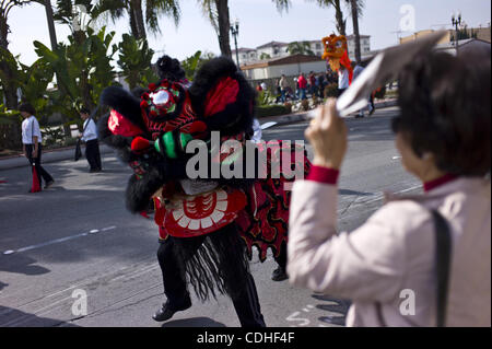 05 février, 2011 - Westminster, Californie, États-Unis - Une femme regarde une danse du dragon chinois pendant la parade de Tet sur Bolsa Avenue à Little Saigon. (Crédit Image : © Jakob Berr/ZUMAPRESS.com) Banque D'Images