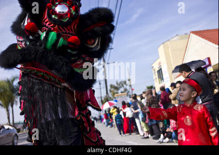 05 février, 2011 - Westminster, Californie, États-Unis - un jeune garçon les mains de l'argent à un dragon chinois pendant la parade de Tet sur Bolsa Avenue à Little Saigon. (Crédit Image : © Jakob Berr/ZUMAPRESS.com) Banque D'Images