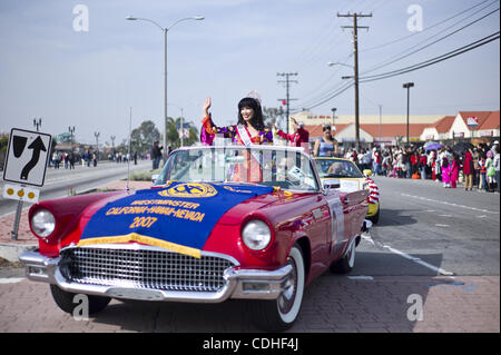 05 février, 2011 - Westminster, Californie, États-Unis - une voiture d'époque portant un Mme America International contender fait baisser la bourse au cours de l'Avenue Tet parade. (Crédit Image : © Jakob Berr/ZUMAPRESS.com) Banque D'Images